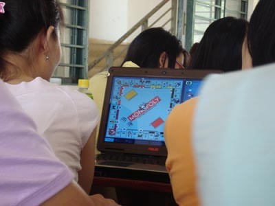 Nhiều sinh viên mang laptop đến lớp chỉ để chơi điện tử (nguồn internet)
